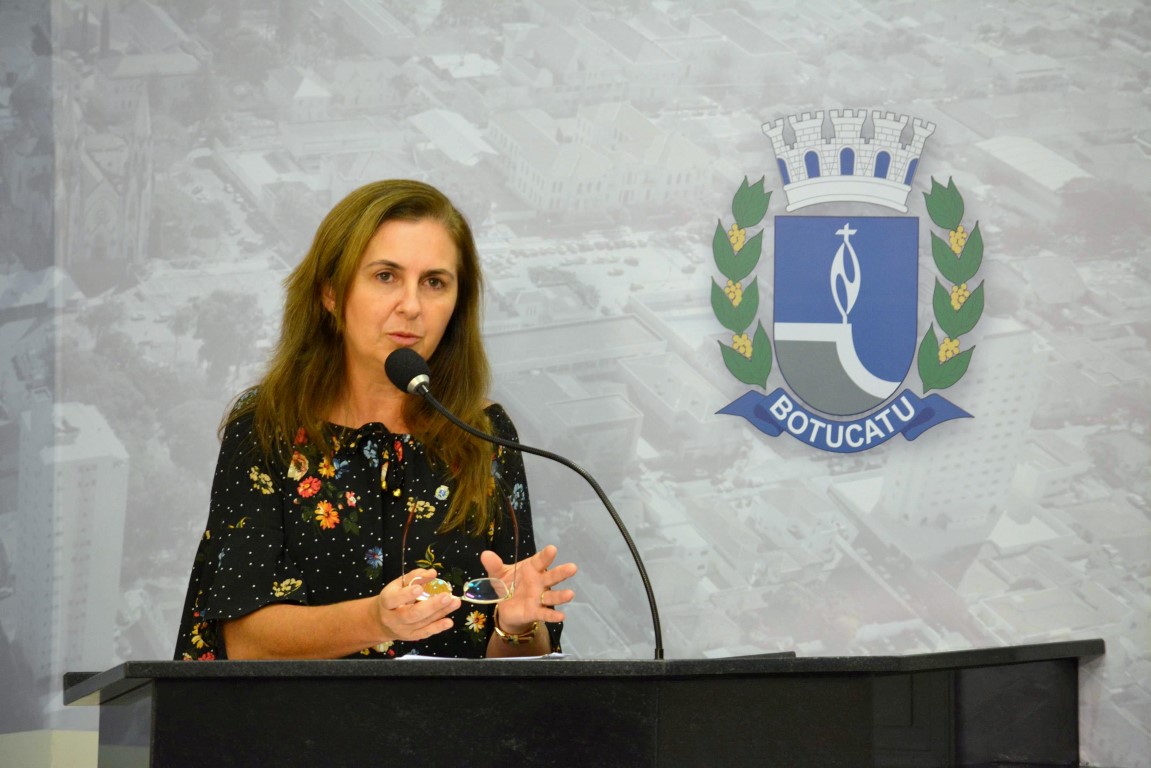 Alessandra Lucchesi atenta à proposta de escolas de tempo integral para o Ensino Fundamental